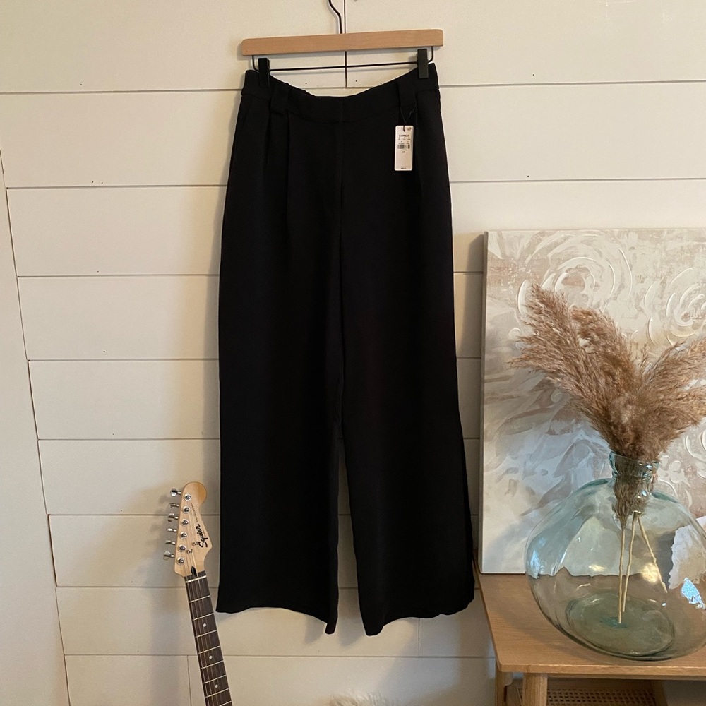 Express wide leg, high rise pant. Inseam 31”, front pockets.